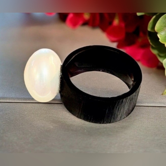 Womens Hammered Pearl Stone Ring - Picture 2 of 9